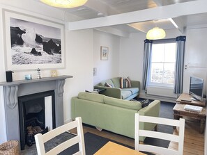 TV, DVD player, books - Mermaids Rest -  a cottage that sleeps 6 guests in 3 bedrooms (St Ives)