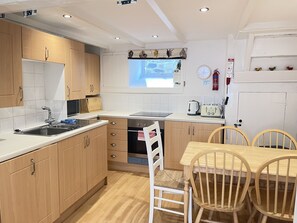Fridge, microwave, oven, stovetop - Mermaids Rest -  a cottage that sleeps 6 guests in 3 bedrooms (St Ives)