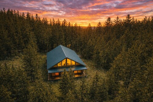 Yellowstone Wolf Lodge+HOTUB+WIFI+AC+22 min to YNP