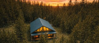 Yellowstone Wolf Lodge+HOTUB+WIFI+AC+22 min to YNP