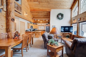 Un interior de madera con comedor, sala de estar y cocina.