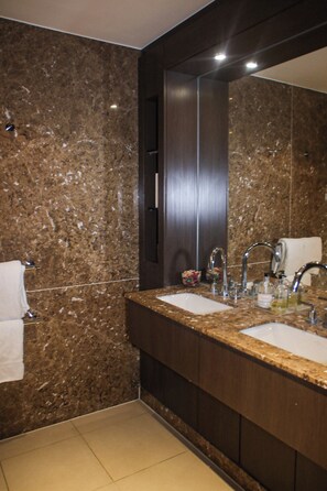 Shower, towels, toilet paper - Striking 3 Bed Apartment in the Heart of Chelsea w/ Balcony & Spectacular Views (London)