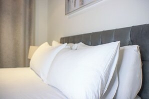 3 bedrooms, iron/ironing board, free WiFi, bed sheets - Striking 3 Bed Apartment in the Heart of Chelsea w/ Balcony & Spectacular Views (London)