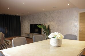 Dining - Striking 3 Bed Apartment in the Heart of Chelsea w/ Balcony & Spectacular Views (London)