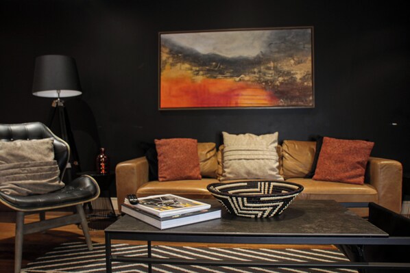 Smart TV - Striking 3 Bed Apartment in the Heart of Chelsea w/ Balcony & Spectacular Views (London)