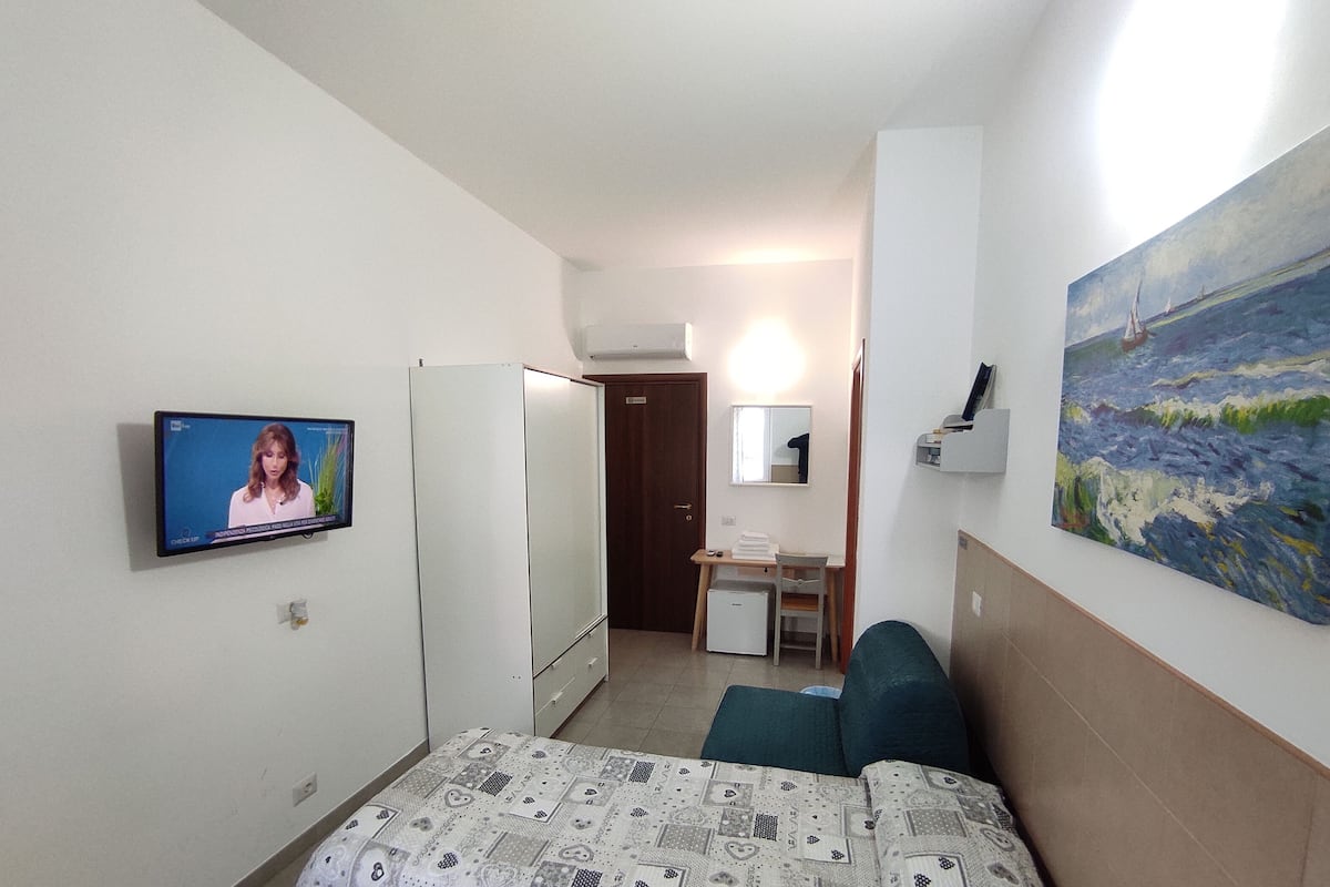 Klassieke Twin kamer, toegankelijk voor rolstoelgebruikers | Een kluis op de kamer, een bureau, een laptopwerkplek
