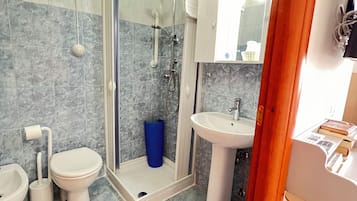 Traditional-Vierbettzimmer | Badezimmer | Kostenlose Toilettenartikel, Haartrockner, Bidet, Handtücher