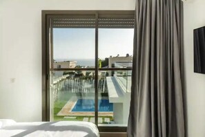 3 bedrooms, desk, WiFi, bed sheets