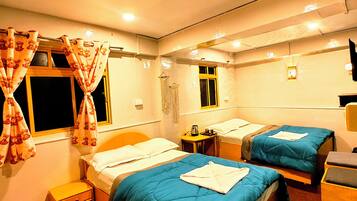 Deluxe Quadruple Room | In-room safe, laptop workspace, blackout curtains, free WiFi