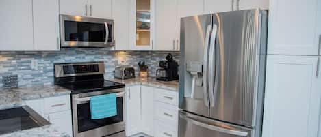 Refrigerador, microondas, parrilla de estufa y lavavajillas