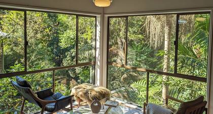 Spacious Scandi-inspired luxury home amongst the trees - Mount Glorious summit!