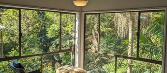 Spacious Scandi-inspired luxury home amongst the trees - Mount Glorious summit!