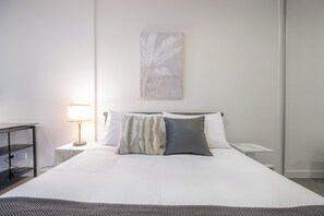 1 bedroom, desk, iron/ironing board, free WiFi - Elevated style 1BR in the heart of Mel with study (Melbourne)