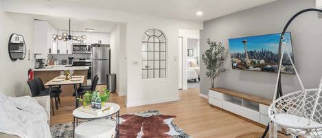 Una televisión, una oficina