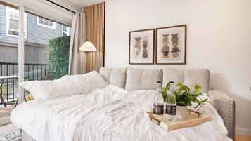 2 makuuhuonetta, silitysrauta/-lauta, vauvan matkasänky, Wi-Fi