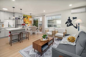 TV, offices - Bruce Lee 1BR Condo, Brand New in Queen Anne (Seattle)