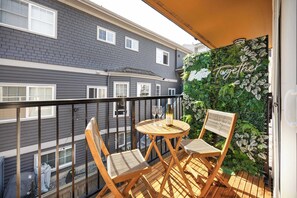 Outdoor dining - Brand New 2BR Condo in Queen Anne, Walk to Space Needle (Seattle)
