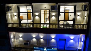 A multi-story hotel with guest rooms on the upper level and a sign indicating the name and amenities of the hotel. - Hotel Shakuntla Palace 400 mts to Vishnupad Temple (Gaya)