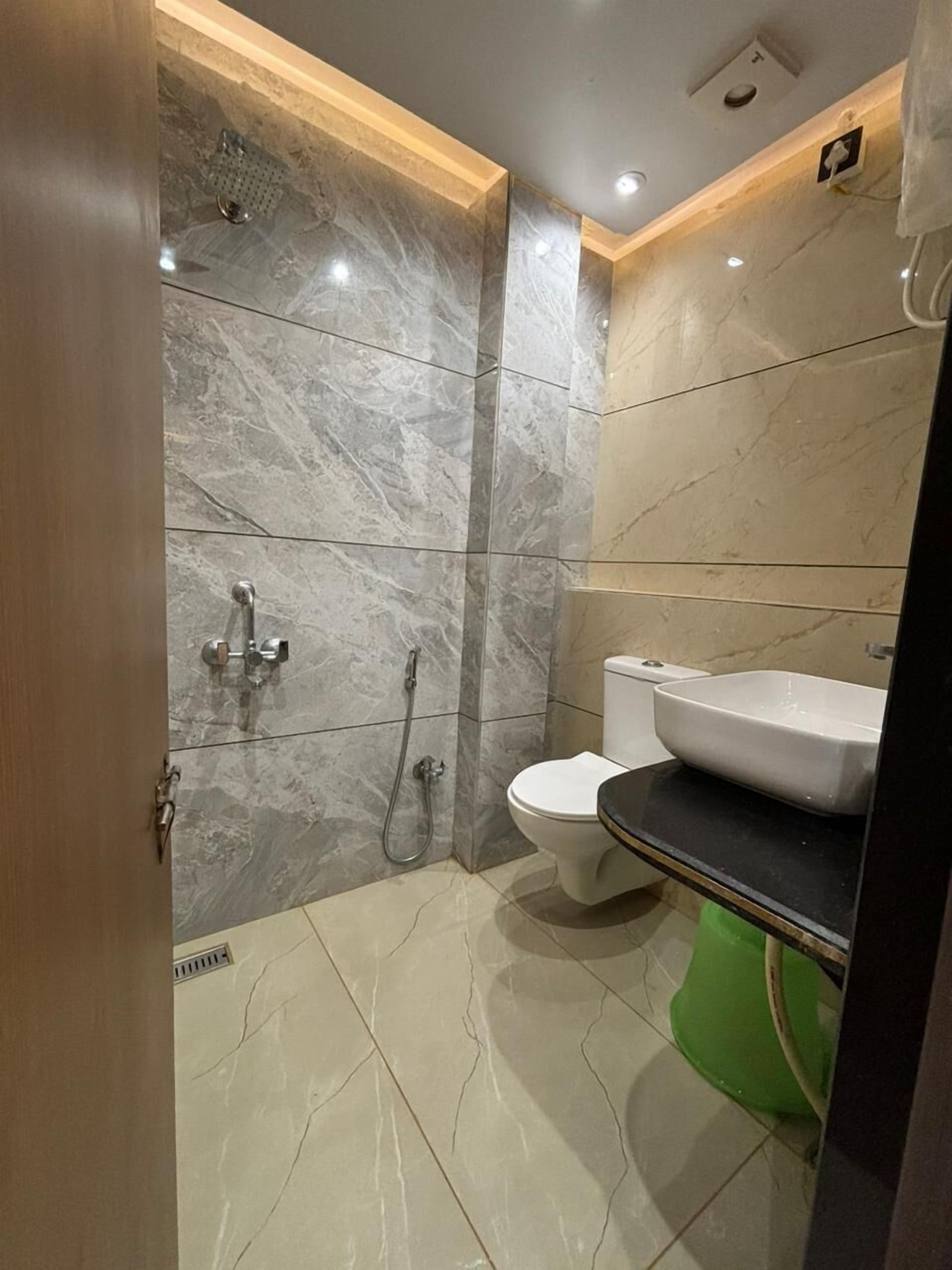 ฝักบัว, รองเท้าสวมภายในห้อง, ผ้าเช็ดตัว