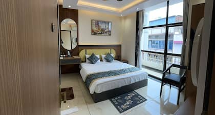 Hotel Shakuntla Palace 400 mts to Vishnupad Temple