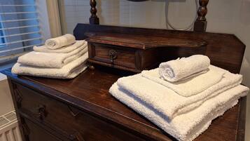 Suihku, hiustenkuivaaja, pyyhkeet, saippua