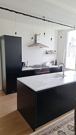Fridge, oven, stovetop, dishwasher. B&B De Lelie in Schoten. To get away from all the hustle and bustle.