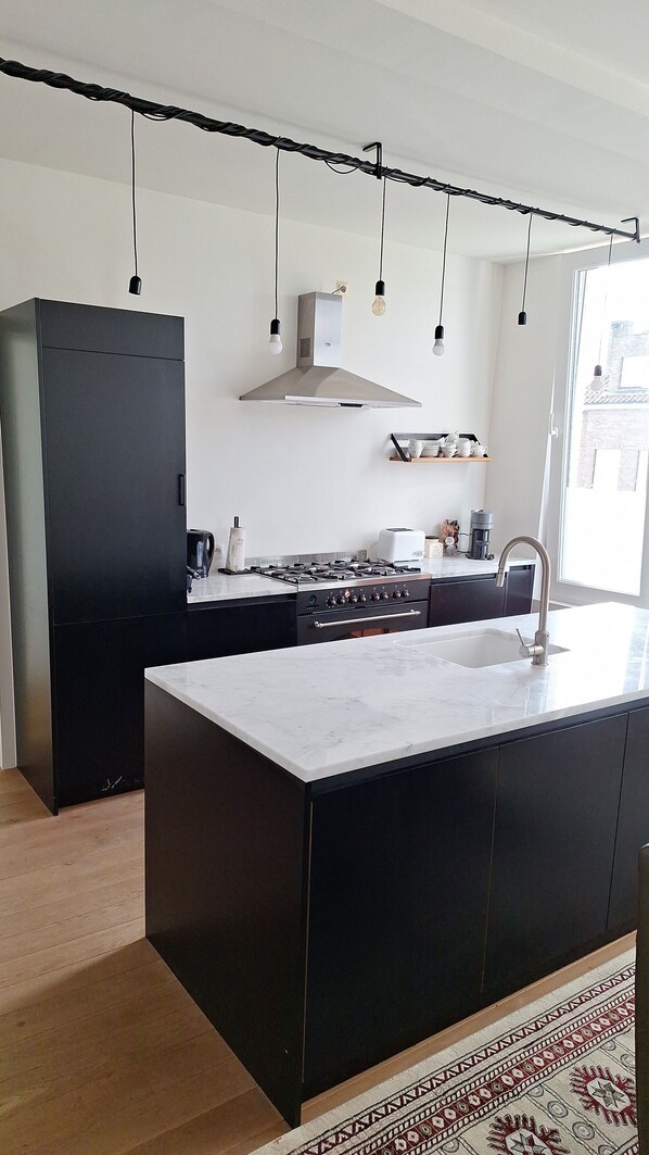 Kjøleskap, ovn, kokeplater og oppvaskmaskin