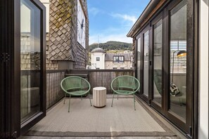 Terrace/patio - Located in the center of Queenstown and warm. (Queenstown)