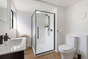 Hair dryer, towels - Located in the center of Queenstown and warm. (Queenstown)