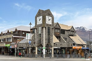 Exterior - Located in the center of Queenstown and warm. (Queenstown)