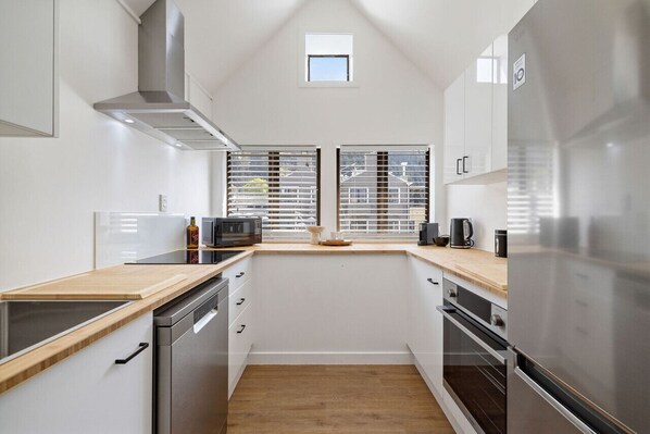 Fridge, microwave, oven, dishwasher - Located in the center of Queenstown and warm. (Queenstown)