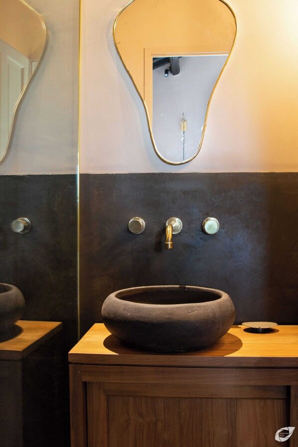 Unclassified image, 1 of 28, button