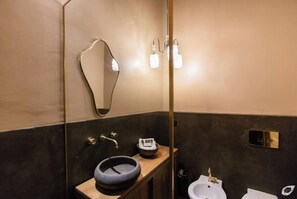 Unclassified image, 2 of 28, button