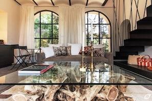 Unclassified image, 4 of 28, button