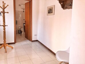 Haartrockner, Handtücher, Seife, Toilettenpapier