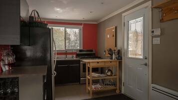 KylskÄp, mikrovÄgsugn, spishÀll och kaffe- och tebryggare