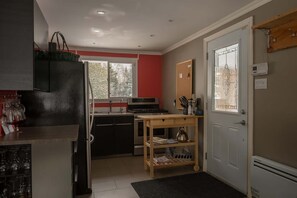 Kühlschrank, Mikrowelle, Herdplatte, Wasserkocher mit Kaffee-/Teezubehör