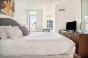 1 habitación, escritorio, tabla de planchar con plancha y wifi