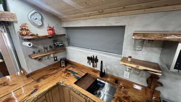 Kjøleskap, mikrobølgeovn, ovn og kokeplater