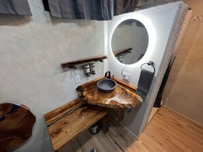 Ducha, secador de pelo y toallas