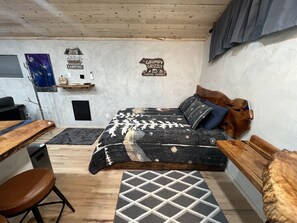 Interior - "New" Beary Tiny Cabin in Historic Upper Canyon (ruidoso)