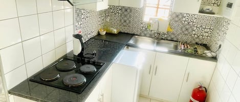 Quarto família | Cozinha privada | Frigobar, fogão, cooktop, talheres/pratos/utensílios de cozinha