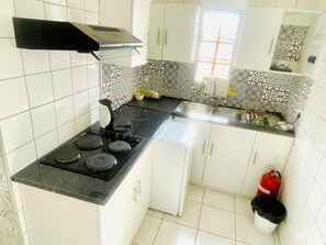 ห้องแฟมิลี่ | ครัวส่วนตัว | ตู้เย็นเล็ก, เตาอบ, เตาประกอบอาหาร, เครื่องครัว/จาน/ช้อนส้อม