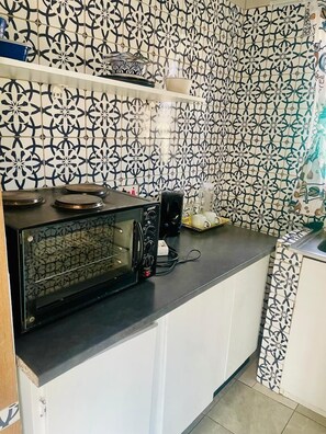 Luxury Studio Suite, Patio | Private kitchen | Mini-fridge, oven, stovetop, cookware/dishes/utensils