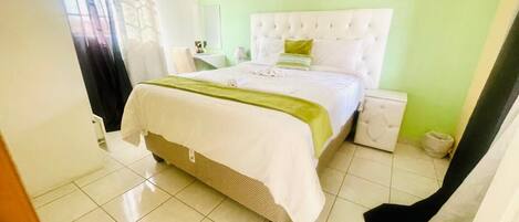 Camera Luxury | Con stile personalizzato, con arredamento individuale, una scrivania