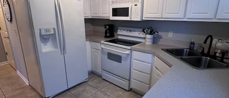 Frigorífico, microondas, horno y placa de cocina