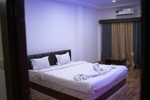 1 bedroom, blackout drapes, free WiFi, bed sheets