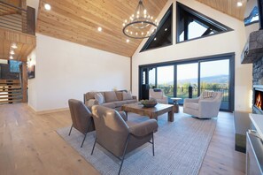Smart TV, chimenea, libros y estéreo 