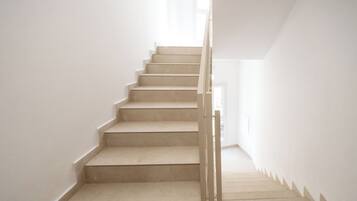 Una escalera con barandilla que conduce a un rellano.