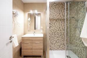 Dúplex familiar, 2 habitaciones, vista a la ciudad | Baño | Regadera, toallas, jabón, shampoo 